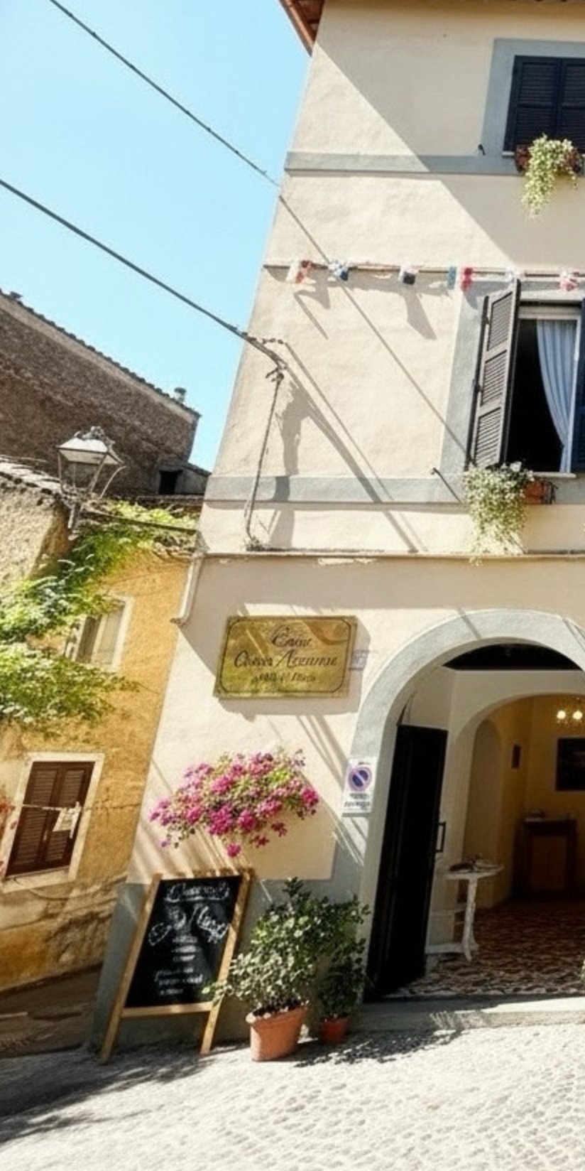 L'ingresso ad arco di Palazzo Catalani su Piazza Catalani