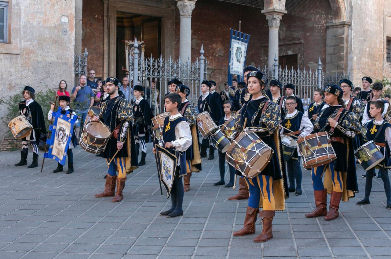 Sbandieratori e tamburini della contrada in corteo