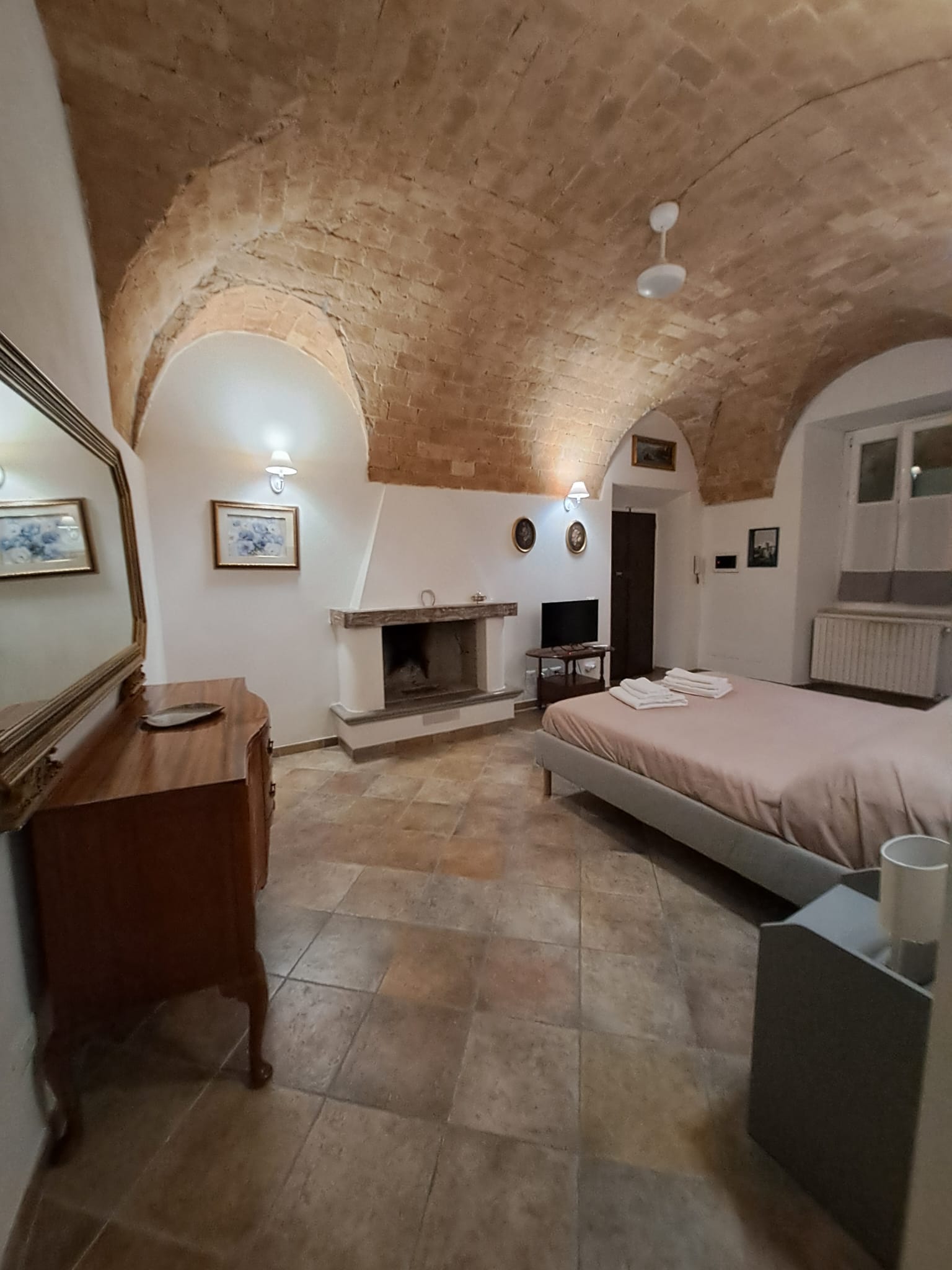 Il Camino — primo piano, salotto con camino in peperino