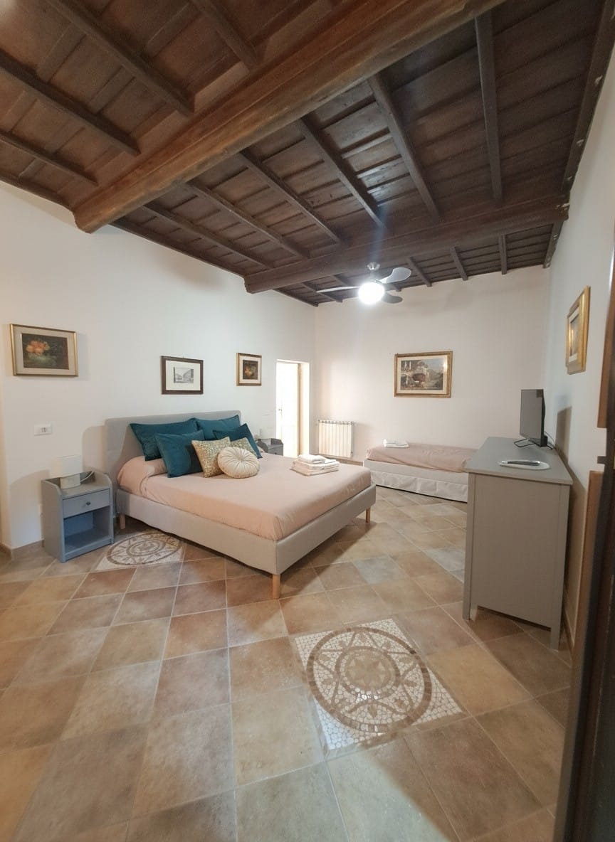 La Loggia — secondo piano, vista sui tetti di Nepi
