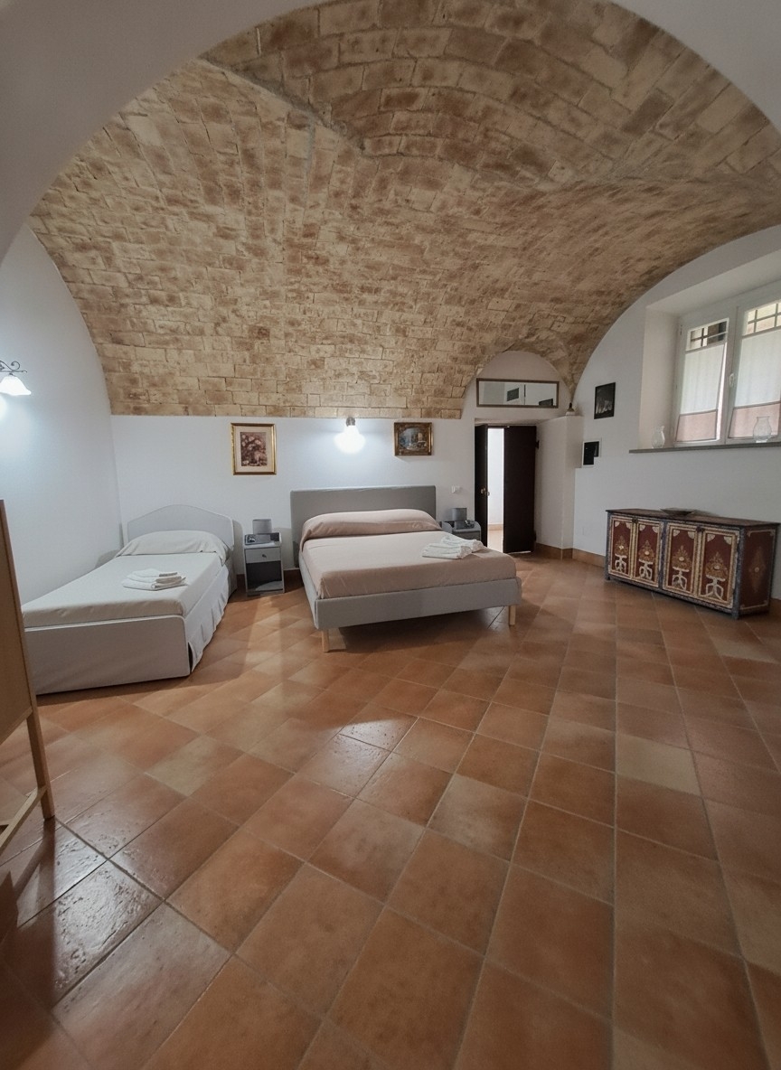 Il Roseto — piano terra, affaccio sulla piazza